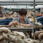 日本国内の縫製工場で、トートバッグ用の生地をミシンで縫製する職人