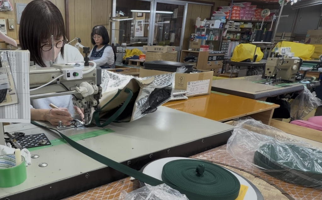 国内の縫製工場で職人が丁寧にミシンで仕上げるエコバッグ・ノベルティバッグの製作風景